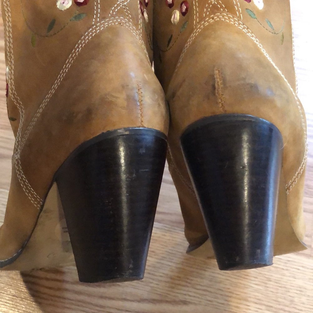 SEYCHELLES SUEDE LEATHER FLORAL EMBROIDERED WESTERN BOOTS TAN SIZE 7.5 - Picture 8 of 12